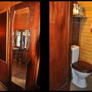 Hébergement insolite en bois avec lit douillet et coin toilette décoré.
