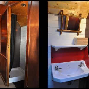 Hébergement insolite en cabane avec salle de bain en bois et miroir vintage.