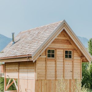 Cabane en bois perchée, offrant une vue imprenable sur les montagnes environnantes.