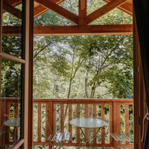 Cabane en bois avec balcon, vue sur la verdure en Provence-Alpes-Côte dAzur.