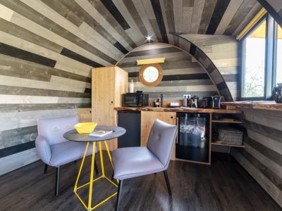 Hébergement insolite en Bourgogne : intérieur moderne avec murs en bois et coin salon cosy.