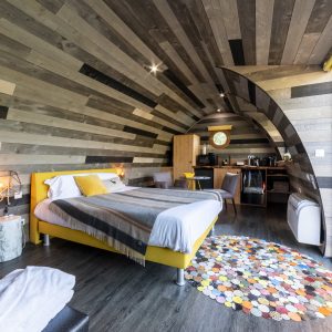 Hébergement insolite en Bourgogne : chambre moderne avec un sol en mosaïque colorée.