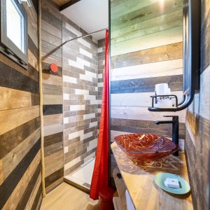 Douche moderne dans un hébergement insolite en bois en Bourgogne.