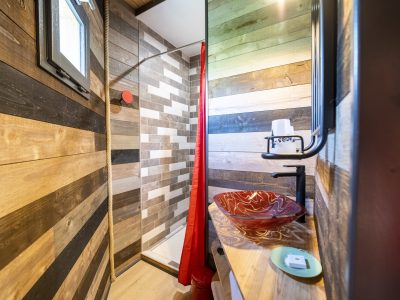 Douche moderne dans un hébergement insolite en bois en Bourgogne.