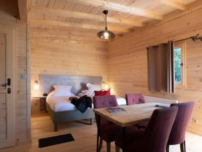 Chalet en bois chaleureux avec vue sur la nature, idéal pour un séjour insolite.