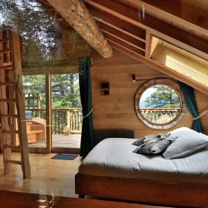 Cabane perchée en Auvergne, avec un lit confortable et vue sur la nature.