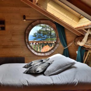 Cabane perchée en Auvergne avec vue circulaire sur la nature depuis la chambre.