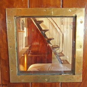 Hébergement insolite en bateau à Basse-Normandie, avec un hublot en laiton.