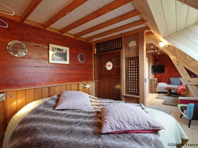 Chambre chaleureuse en bois dans un hébergement insolite en Basse-Normandie.
