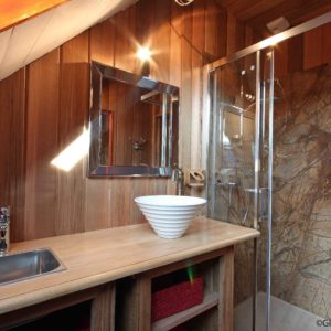 Salle de bain moderne dans un hébergement insolite en bois en Basse-Normandie.