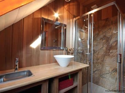 Salle de bain moderne dans un hébergement insolite en bois en Basse-Normandie.