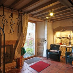 Hébergement insolite en Basse-Normandie, intérieur chaleureux avec fauteuils confortables.