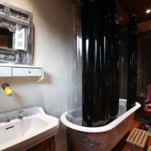 Hébergement insolite en Basse-Normandie avec baignoire vintage et décor original.