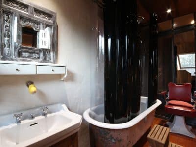 Hébergement insolite en Basse-Normandie avec baignoire vintage et décor original.