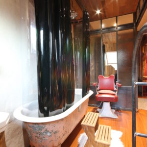 Hébergement insolite en Basse-Normandie : baignoire vintage et déco moderne.