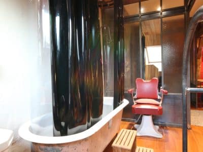 Hébergement insolite en Basse-Normandie : baignoire vintage et déco moderne.
