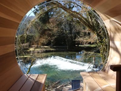Hébergement insolite en Bourgogne : un cylindre en bois avec vue sur la rivière.