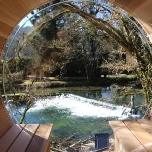 Hébergement insolite en Bourgogne : un tonneau en bois avec vue sur la rivière.