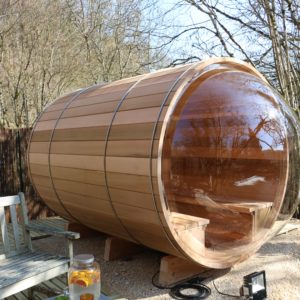 Hébergement insolite en Bourgogne : un baril en bois avec une vue panoramique.