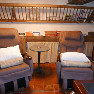 Hébergement insolite en Basse-Normandie avec fauteuils massants confortables.