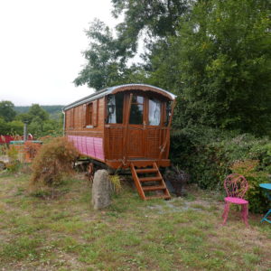 Charmante roulotte colorée entourée de verdure en Basse-Normandie.