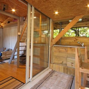 Cabane en bois à Basse-Normandie, avec une cuisine ouverte et un décor chaleureux.