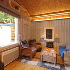 Hébergement insolite en Basse-Normandie, intérieur chaleureux avec meubles en bois.