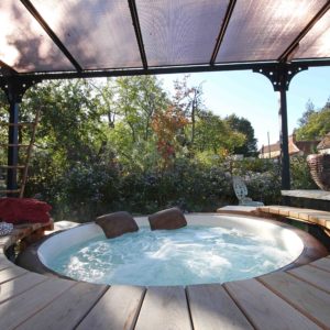 Hébergement insolite en Basse-Normandie avec jacuzzi extérieur et cadre verdoyant.