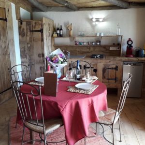 Hébergement insolite en Languedoc-Roussillon, avec une cuisine en bois et une table ronde.