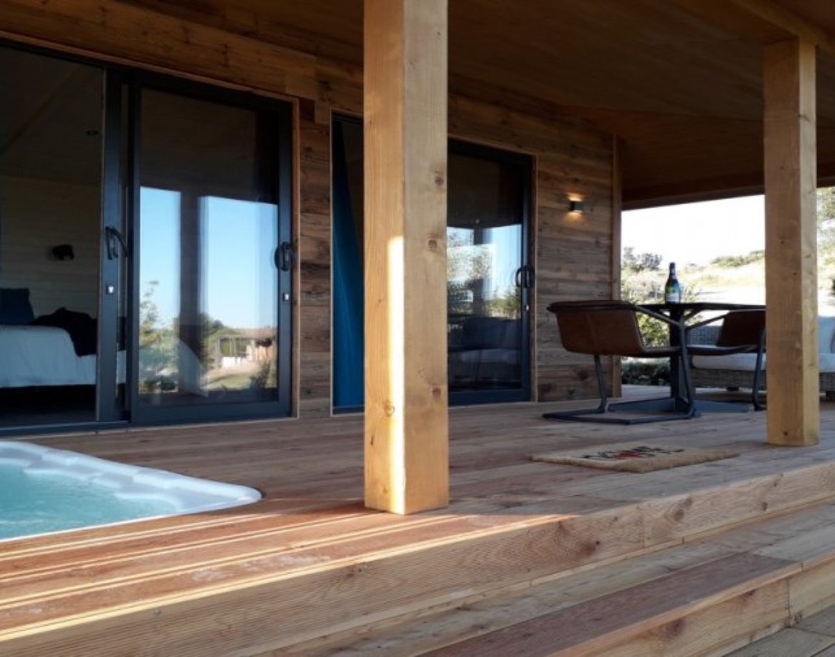 Hébergement insolite en Languedoc-Roussillon avec terrasse en bois et jacuzzi.