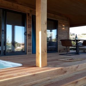 Hébergement insolite en Languedoc-Roussillon avec terrasse en bois et jacuzzi.