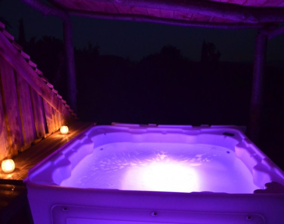 Hébergement insolite avec jacuzzi lumineux sous les étoiles en Languedoc-Roussillon.