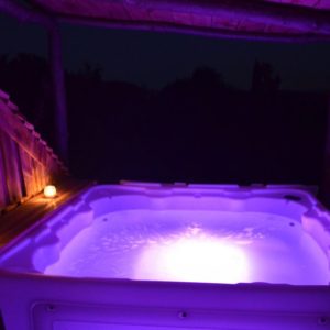 Hébergement insolite avec jacuzzi lumineux sous les étoiles en Languedoc-Roussillon.