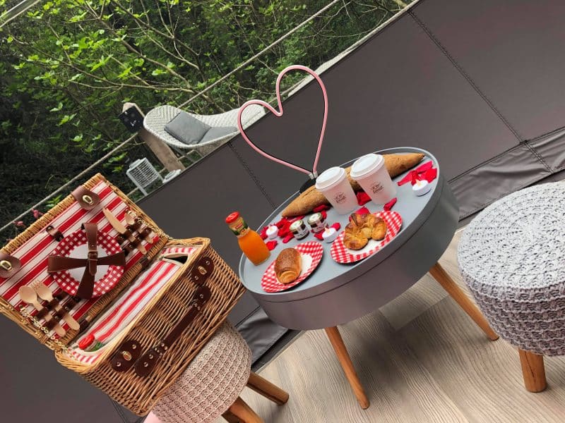 Gîte romantique avec un coin repas charmant et un panier pique-nique décoratif.