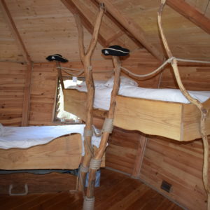 Cabane en bois en Bretagne avec lits superposés et décor de pirate.