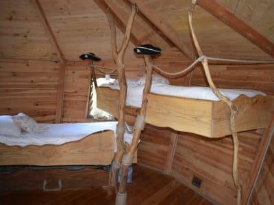 Cabane en bois en Bretagne avec lits superposés et décor de pirate.
