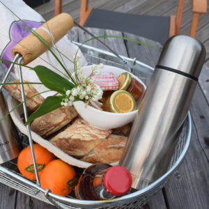 Panier gourmand dans un hébergement insolite en Bretagne, avec pain et fruits frais.