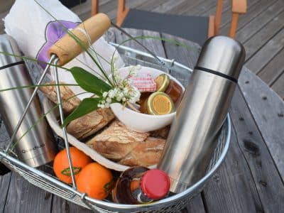 Panier gourmand dans un hébergement insolite en Bretagne, avec pain et fruits frais.