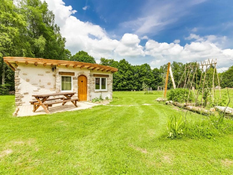 Charmante cabane en pierre avec terrasse, entourée de verdure à Grand-Est.