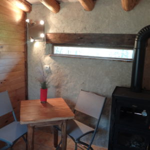Hébergement insolite en bois dans le Grand-Est, avec poêle et coin repas cosy.