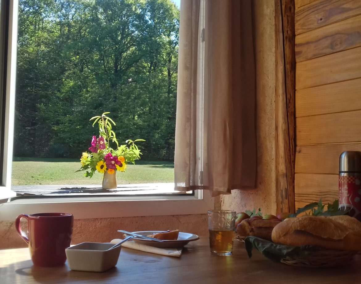 Hébergement insolite en bois avec vue sur la nature et petit-déjeuner gourmand.
