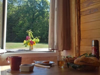 Hébergement insolite en bois avec vue sur la nature et petit-déjeuner gourmand.