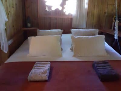 Chalet en bois cosy en Bourgogne, avec lit douillet et décoration chaleureuse.