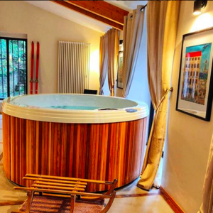 Hébergement insolite en Auvergne-Rhône-Alpes avec un jacuzzi en bois chaleureux.