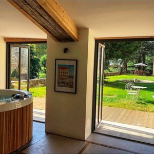 Hébergement insolite en Auvergne-Rhône-Alpes avec jacuzzi et vue sur le jardin.