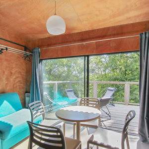 Hébergement insolite en Basse-Normandie : intérieur moderne avec vue sur la nature.