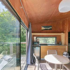Hébergement insolite en cabane moderne avec vue sur la forêt en Basse-Normandie.