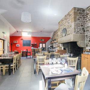 Hébergement insolite en Basse-Normandie, intérieur chaleureux avec pierres apparentes.