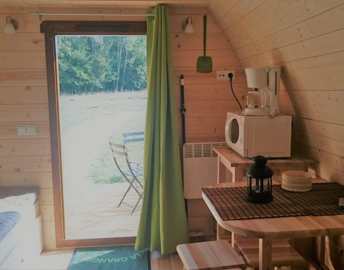 Hébergement insolite en bois avec vue sur la nature et décoration chaleureuse.