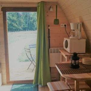 Hébergement insolite en bois avec vue sur la nature et décoration chaleureuse.